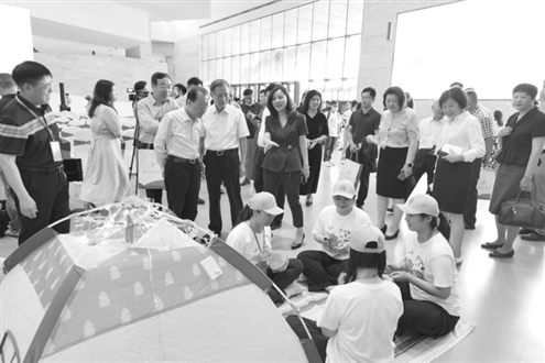 启动仪式后,与会领导和嘉宾参观了第三届大赛获奖作品展示